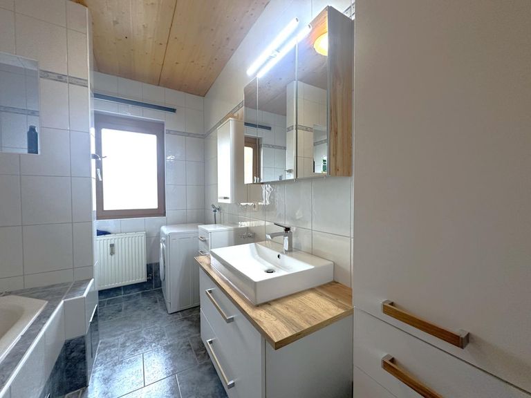 Tageslichtbad mit Badewanne