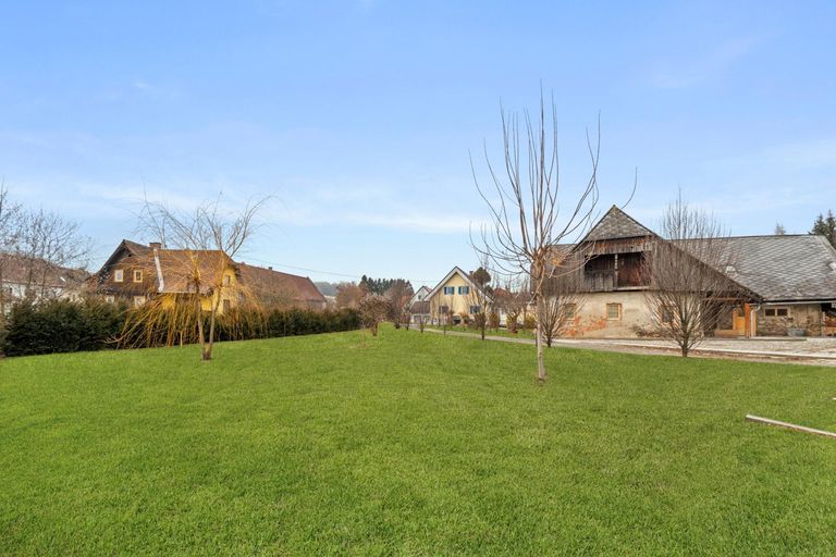 Ansicht Haus Süd-Ost samt zusätzlichem Grundstück