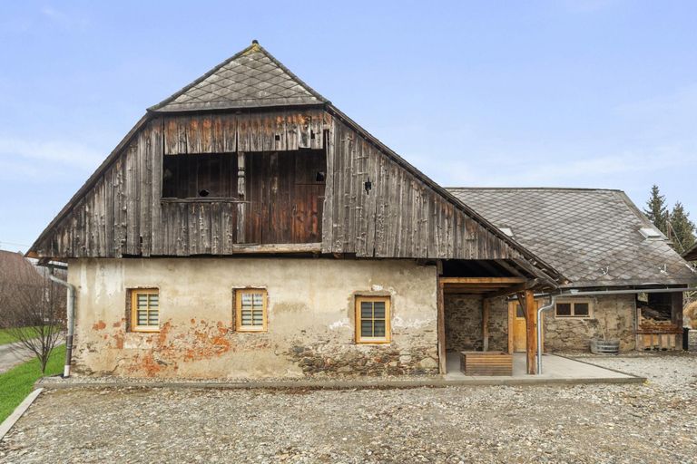Außenansicht Ost mit Hof und Parkmöglichkeit
