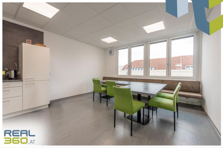 Küche mit Sitzmöglichkeiten