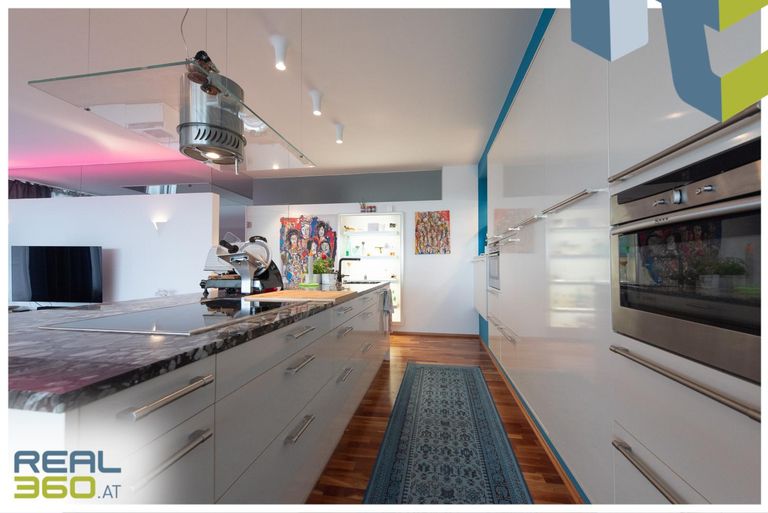 Großzügige moderne Küche