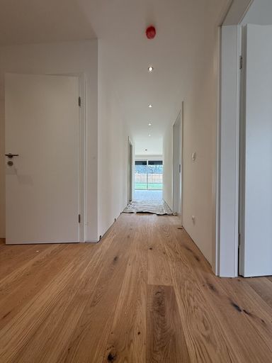 Blick aus Zimmer 3 Richtung Gang und Wohnbereich