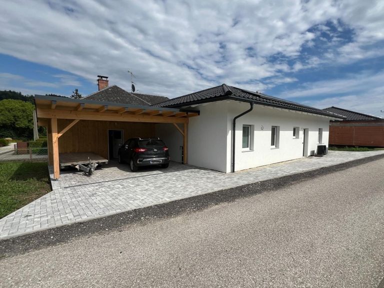Carport und Abstellraum