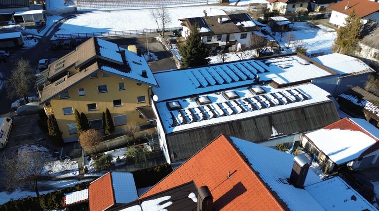 Tarrenz - Bürogebäude - Drohnenansicht.