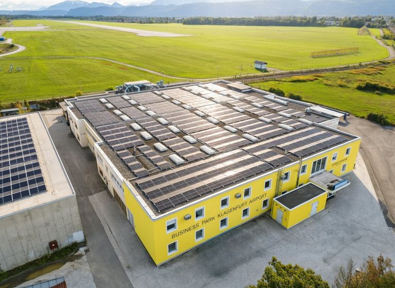 Luftbild Gewerbekomplex