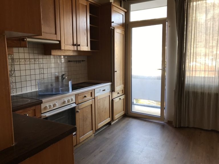 Küche mit Zugang zum Nord-Balkon