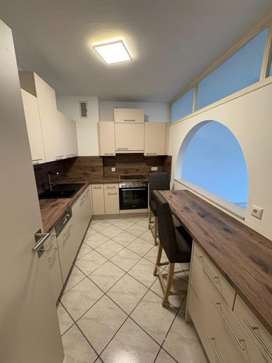 Küche mit Durchreiche zum Wohnzimmer