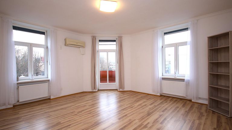 Zimmer mit Zugang zum Balkon