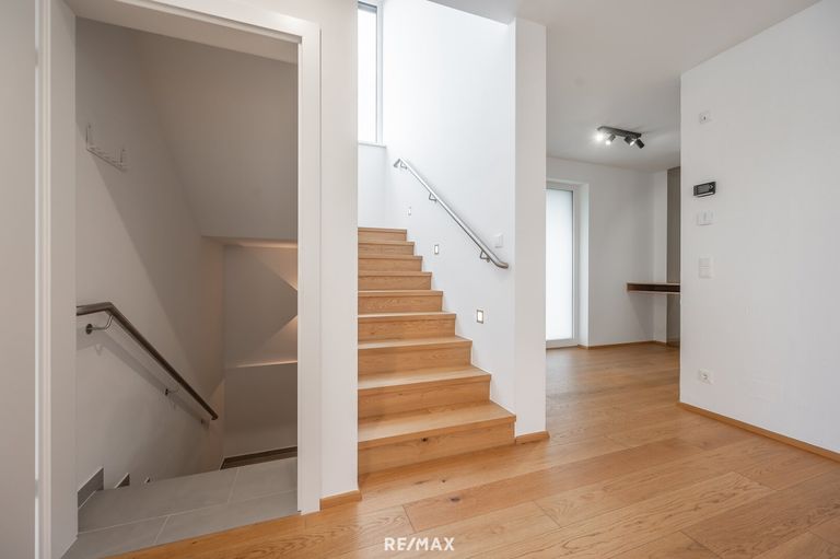 Stiege_EG mit Blick ins UG und OG