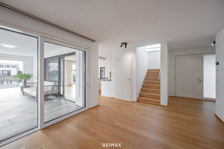 Wohnzimmer mit Blick Stiegenaufgang