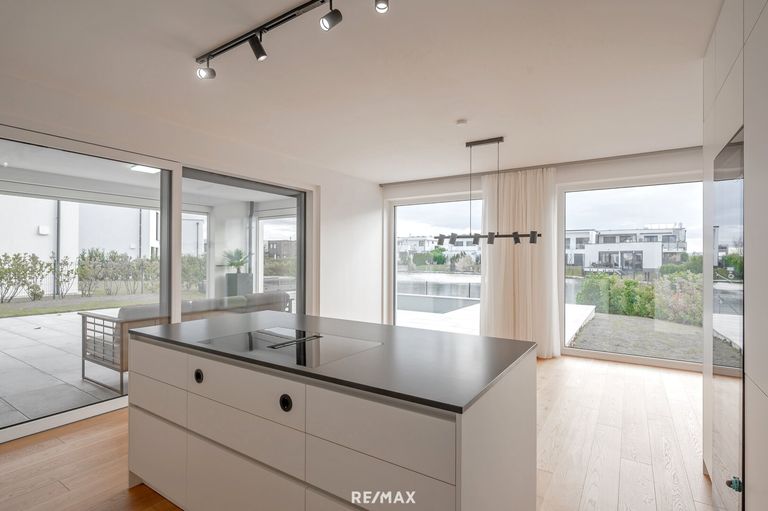 Küche mit Blick in den Garten