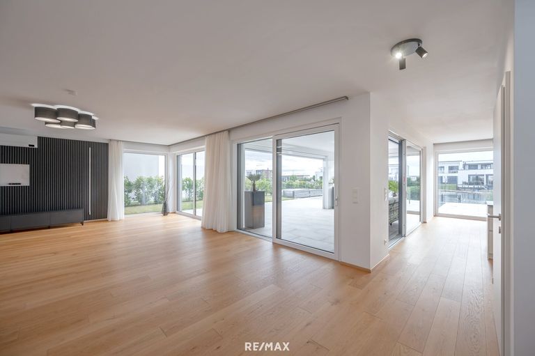 Wohnzimmer mit Blick zu Terrasse und Garten