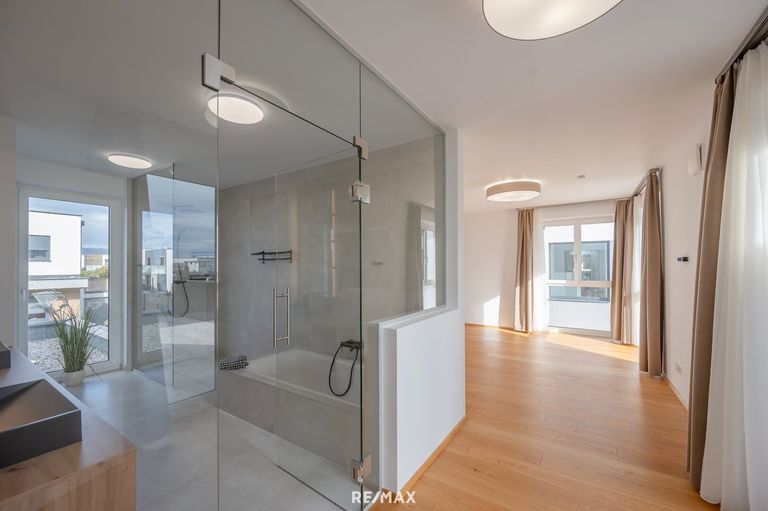 Links Bad, vorne Schlafzimmer mit Schrankraum