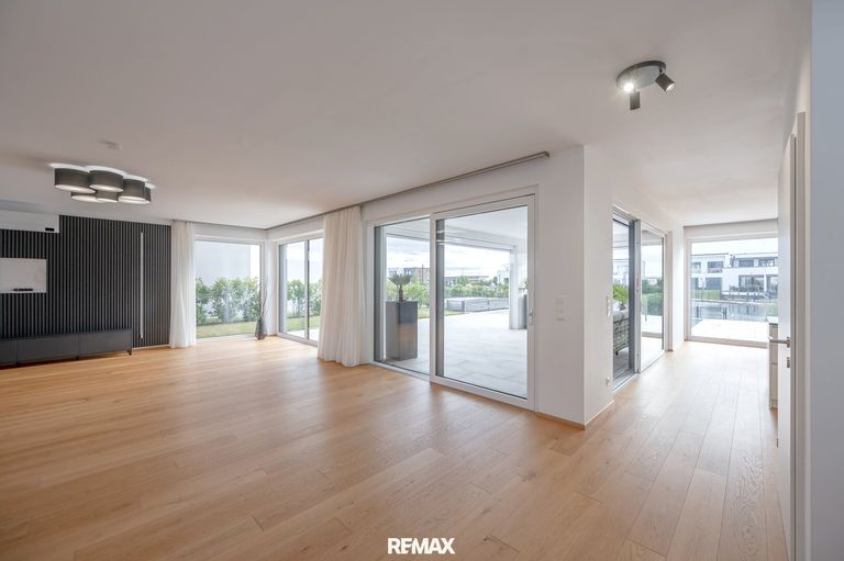 Wohnzimmer mit Blick zu Terrasse und Garten