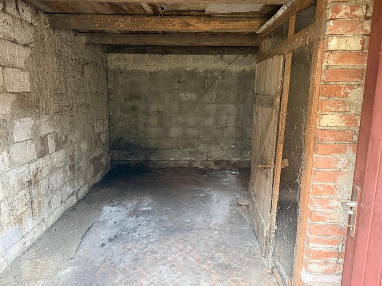 Nebengebäude mit Lagerräumen