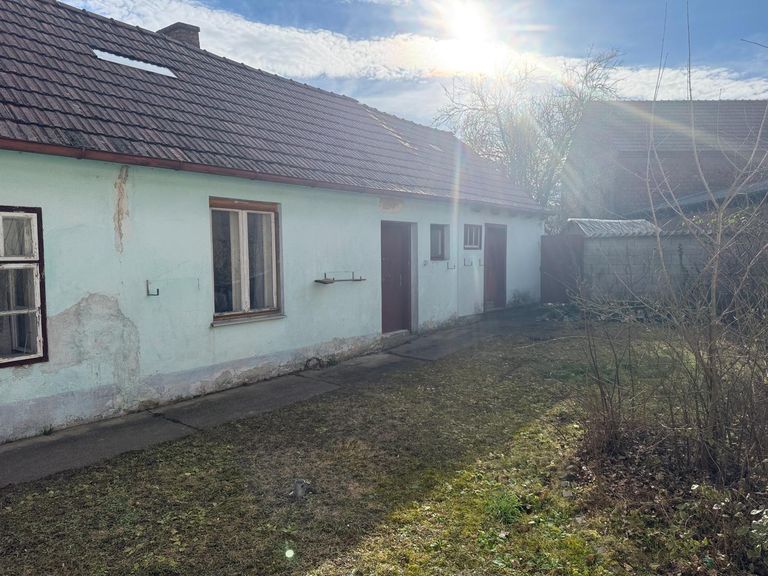 Nebengebäude sanierungsbedürftig