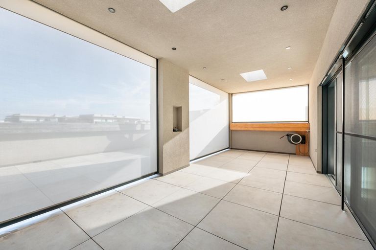 Überdachte Terrasse mit Wind- und Sonnenschutz