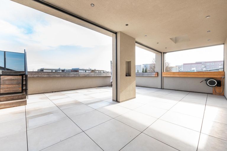 Terrasse mit Aufgang zum Swim-Spa