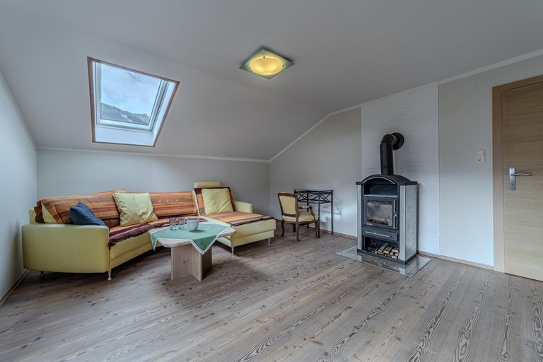 Wohnzimmer mit Schwedenofenkamin