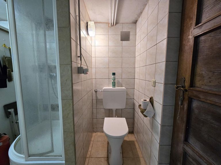 zusätzliche Dusche und WC im Keller