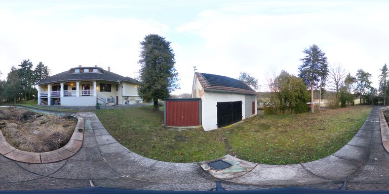 Terrasse mit Nebengebäude