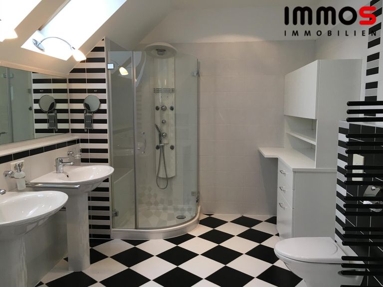 Badezimmer mit Dusche/Wanne/WC/Doppelwaschbecken