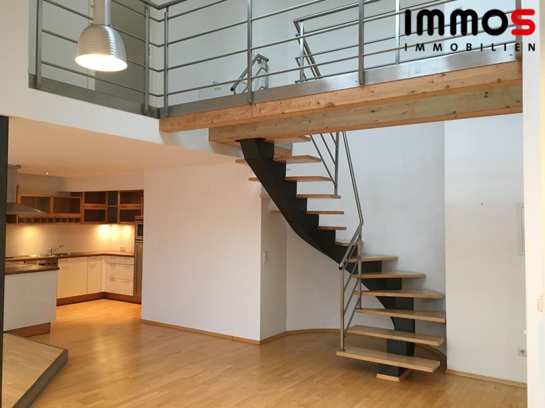 Freitragende Treppe ins OG