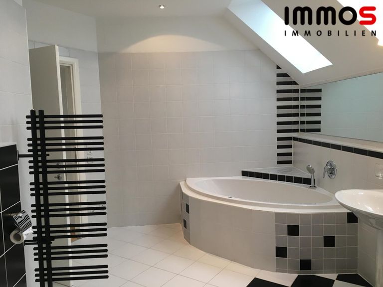 Badezimmer mit Dusche/Wanne/WC/Doppelwaschbecken