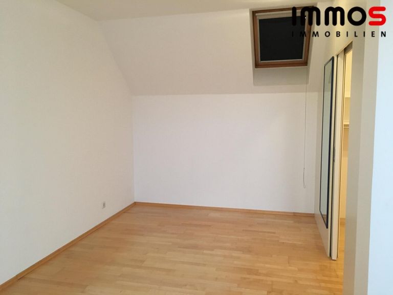 Schlafzimmer mit Schrankraum