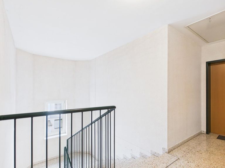 Stiegenhaus und Eingang