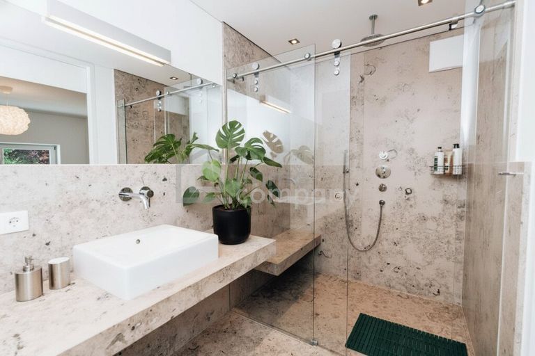 Badezimmer mit Dusche - haptischer Edelmarmor