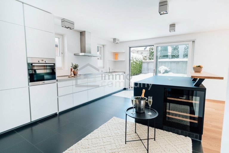 Teilansicht Küche - Barbereich mit integrierten Weinschrank