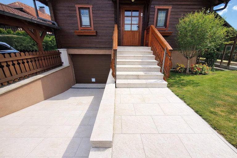 Einfahrt und Hauszugang