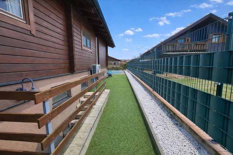 Bereich seitlich mit Kellerabgang