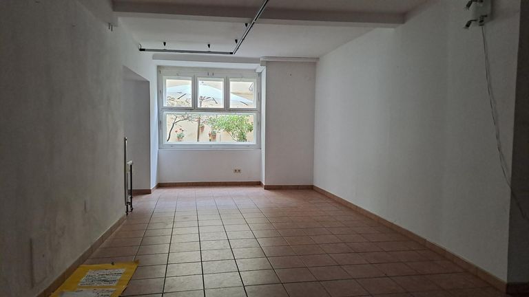 Geschäftslokal, Hoffenster