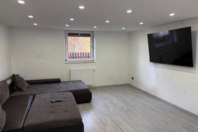 5_Wohnzimmer_KI geräumt