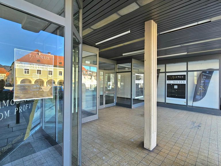 überdachter Bereich vor dem Geschäft