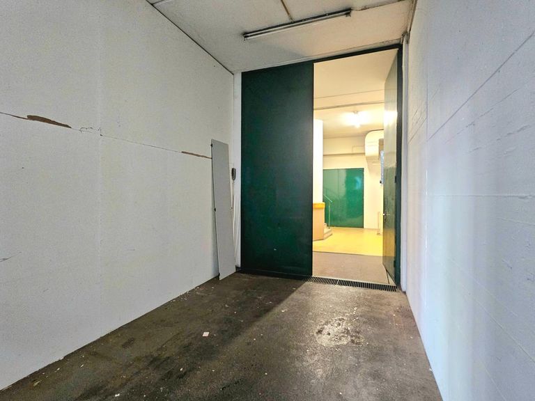 Zugang von der Straße zu den Lagerflächen