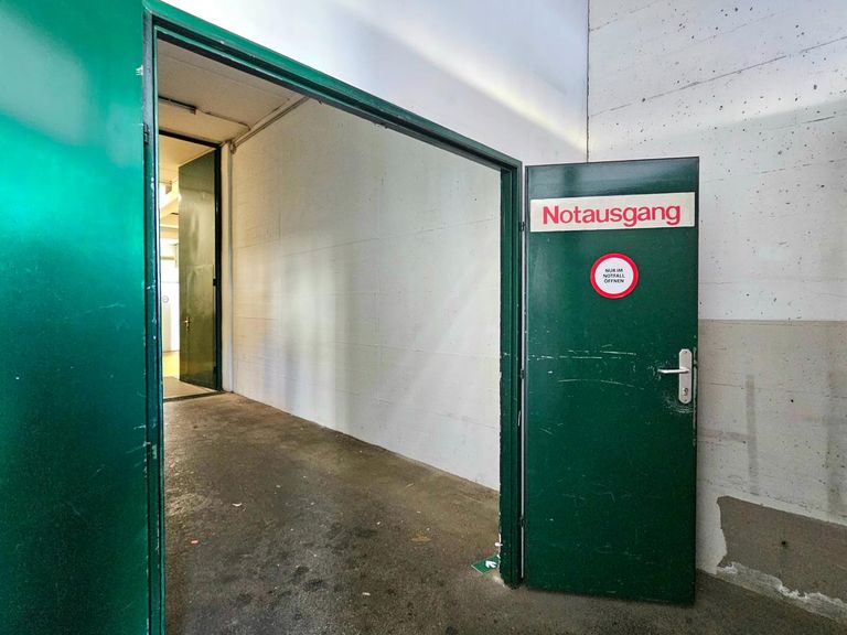 Zugang von der Straße zu den Lagerflächen