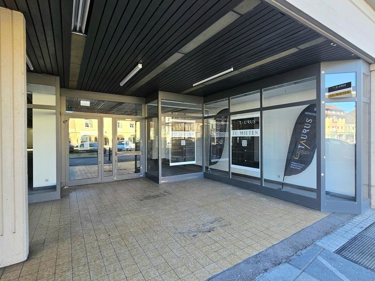 überdachter Bereich vor dem Geschäft