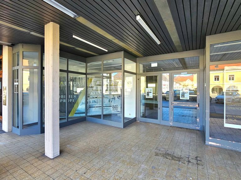 überdachter Bereich vor dem Geschäft