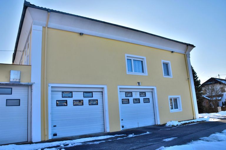 Ansicht nordwest mit 3 Garagen