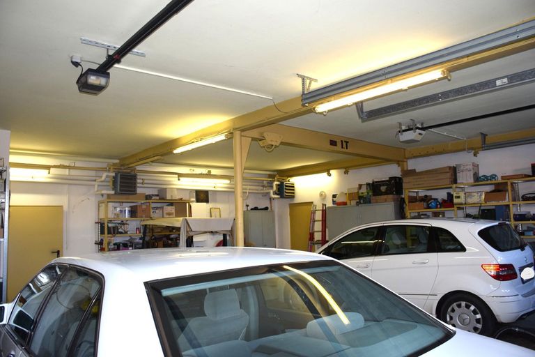 Große Doppelgarage mit Sektionaltor