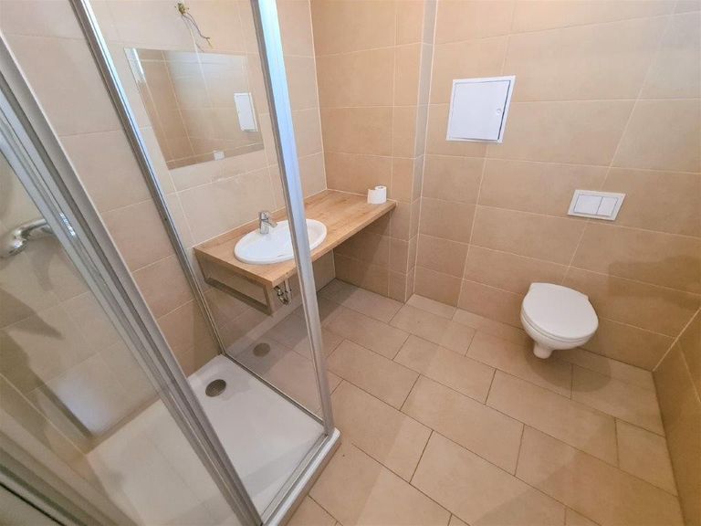 großes Bad mit Dusche und WC