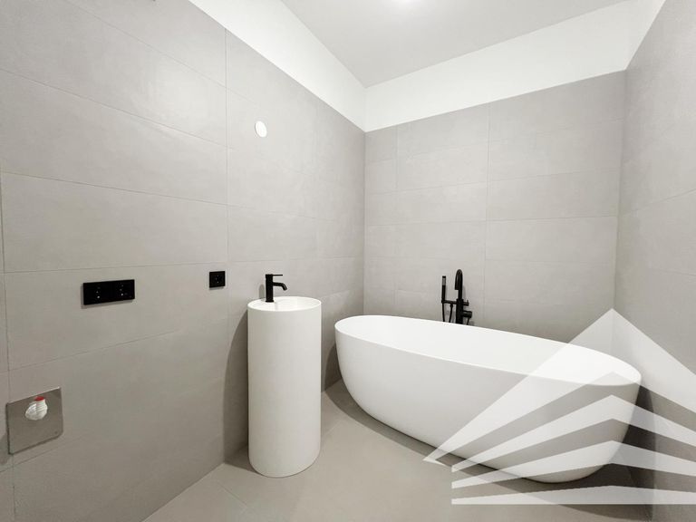 Badezimmer inkl. Wanne und Dusche