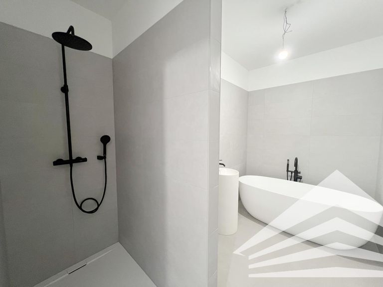 Badezimmer inkl. Wanne und Dusche