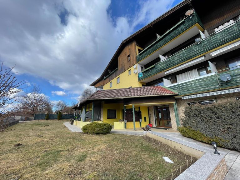 Wohnhaus samt Grünfläche