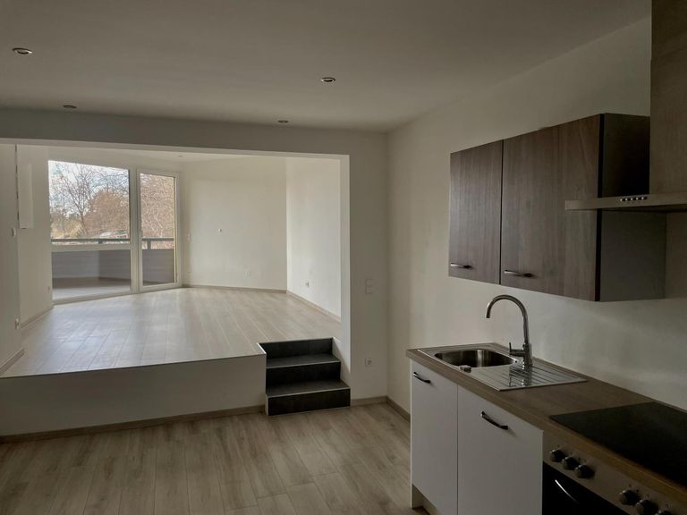 Wohn-/Schlafbereich mit Zugang zur Loggia