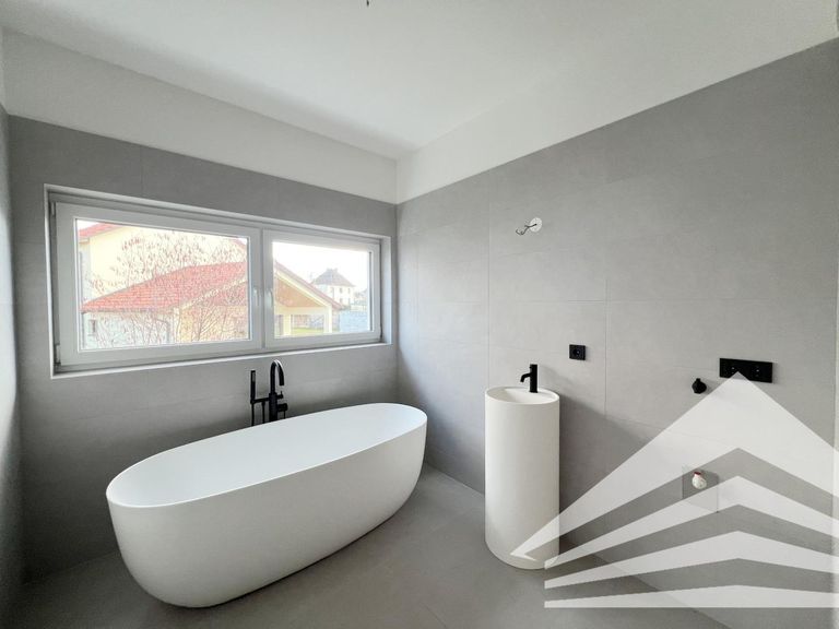 Badezimmer inkl. Wanne und Dusche