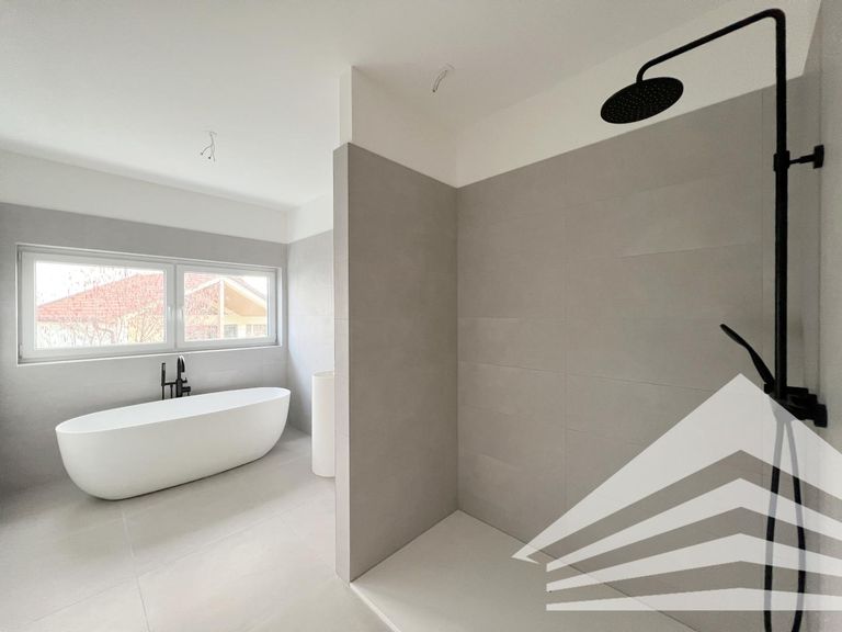 Badezimmer inkl. Wanne und Dusche